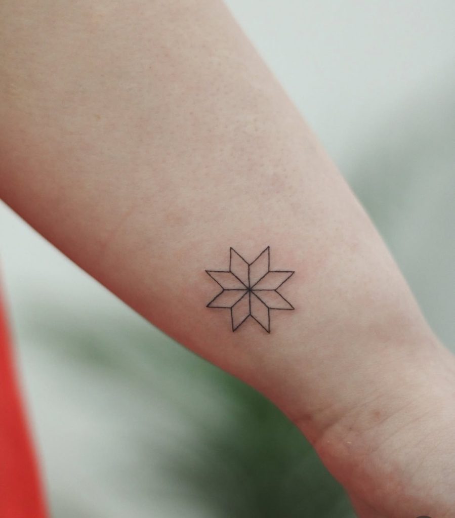 Tatuaje Fine Line realizado en Luna Luna con motivo geométrico