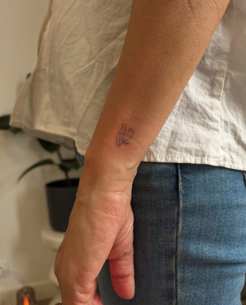 Tatuaje Fine Line realizado en Luna Luna con símbolo egipcio