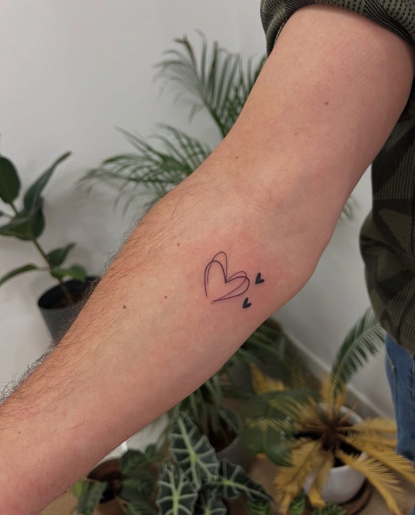 Tatuaje de línea fina de corazones en negro