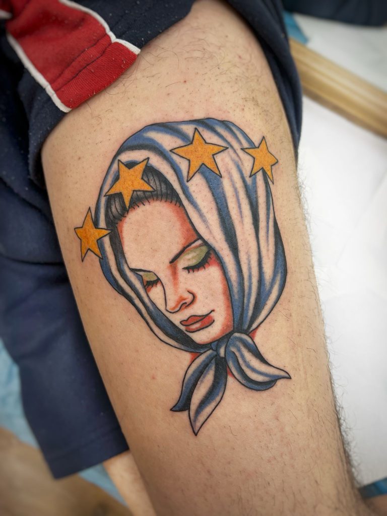 Tatuaje a color homenaje a Lana del Rey por Marta Araujo