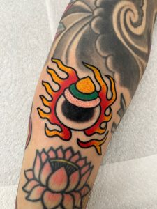 Tatuaje estilo tradicional Hoju a color