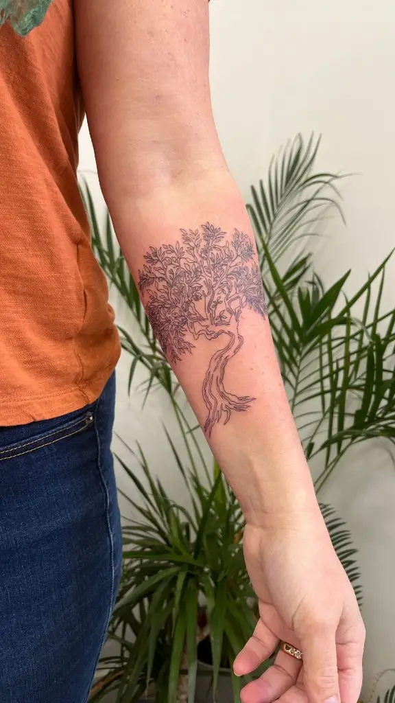 Tatuaje de olivo en negro y gris