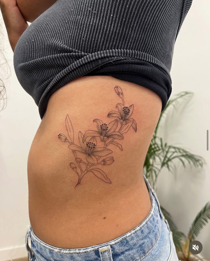 Tatuaje floral en línea fina