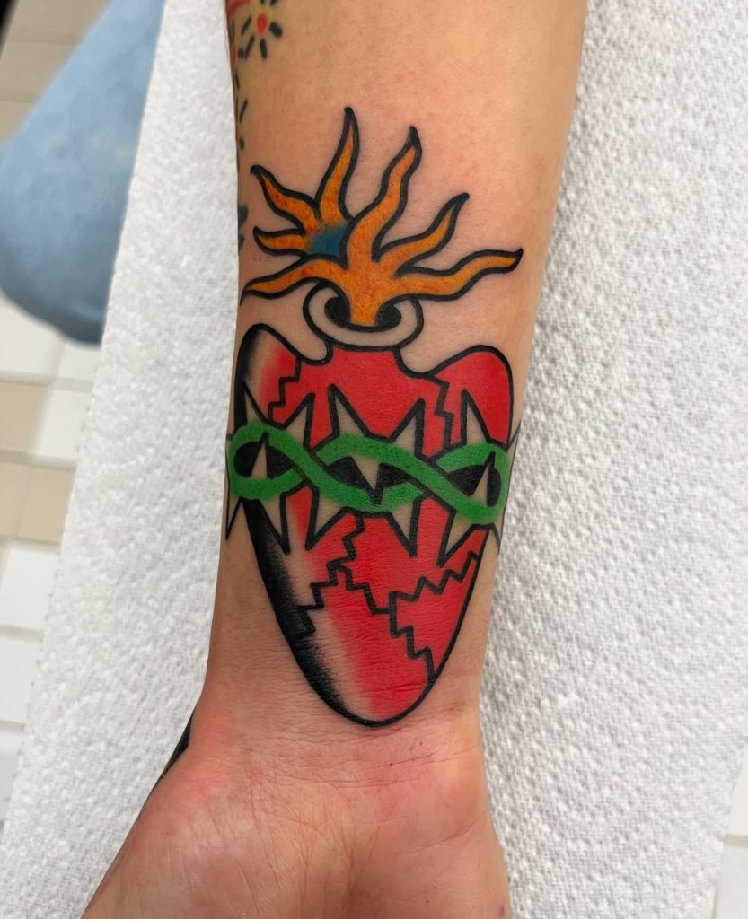 Tatuaje tradicional en color con motivo de corazón