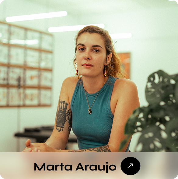 Marta Araujo tatuando en Luna Luna Tattoo Sevilla
