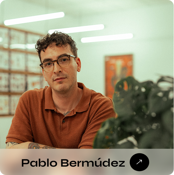 Pablo Bermúdez tatuando en Luna Luna Tattoo Sevilla