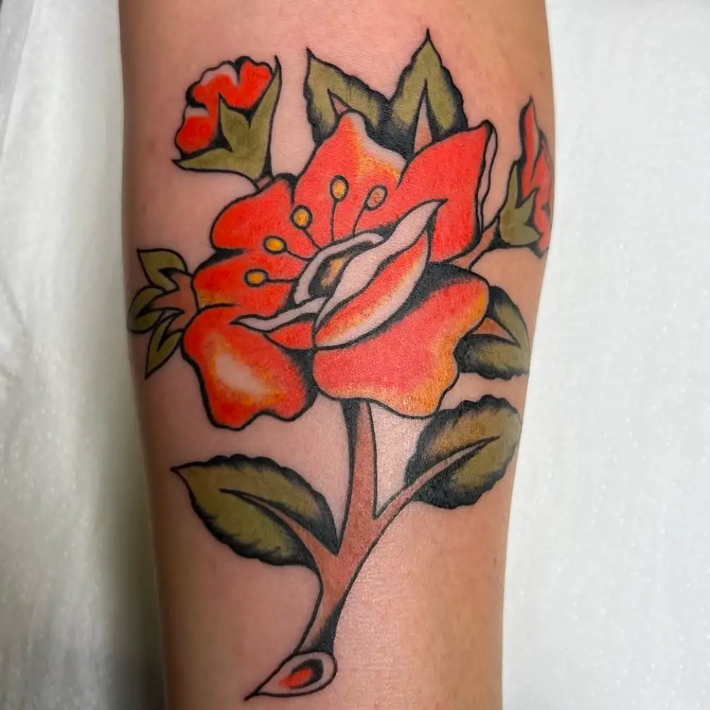 Tatuaje tradicional de flores en el antebrazo realizado por Marta Araujo en Luna Luna Tattoo Sevilla